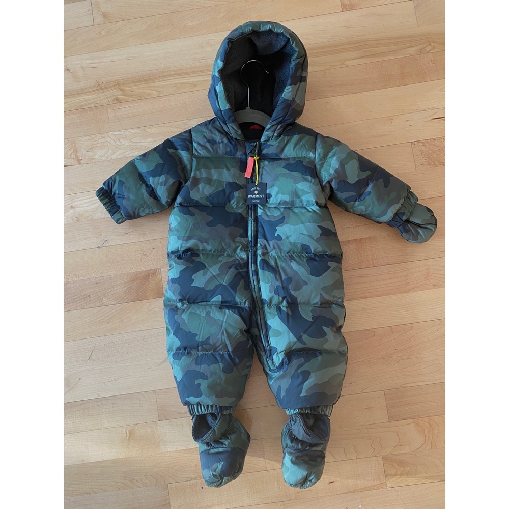 GAP new with tag camo snowsuit ( up to 6 months)